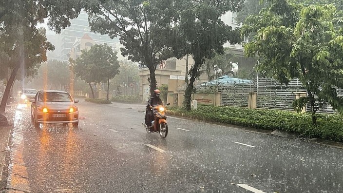 Mưa dông trên cả nước, đề phòng lốc sét, gió giật mạnh