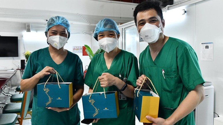 Gần 30 nghìn bánh trung thu đến với y, bác sĩ tại miền nam