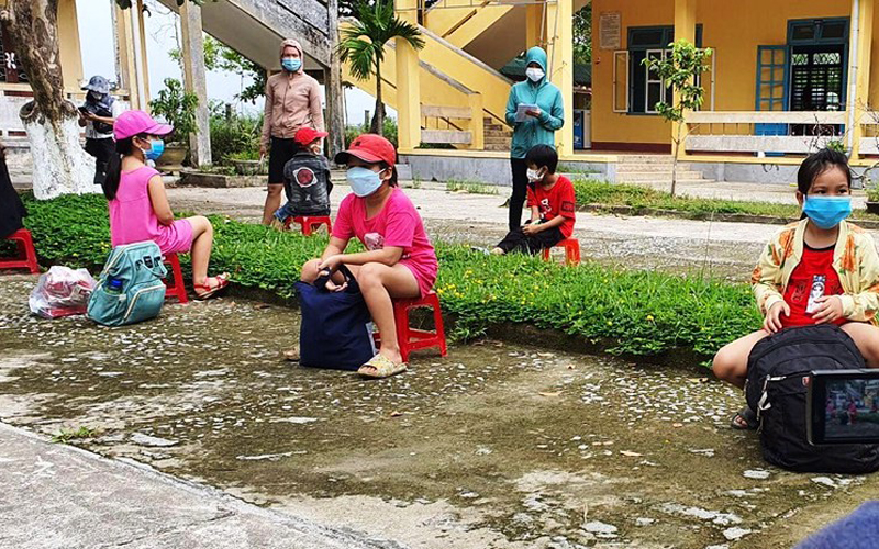 Cách ly 81 thầy và trò sau khi ghi nhận hai học sinh nhiễm Covid-19 Cách ly 81 thầy và trò sau khi ghi nhận hai học sinh nhiễm Covid-19