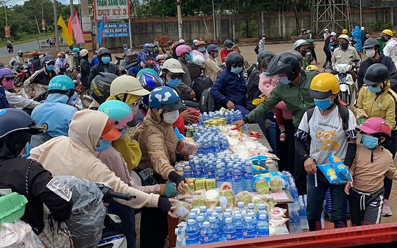 Bình Phước hỗ trợ hàng nghìn người di chuyển qua địa bàn Bình Phước hỗ trợ hàng nghìn người di chuyển qua địa bàn