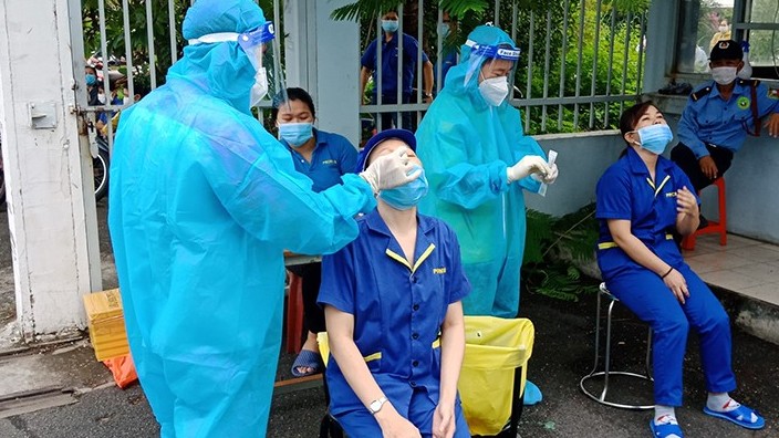 Công nhân ở TP Hồ Chí Minh bắt đầu trở lại nhà máy