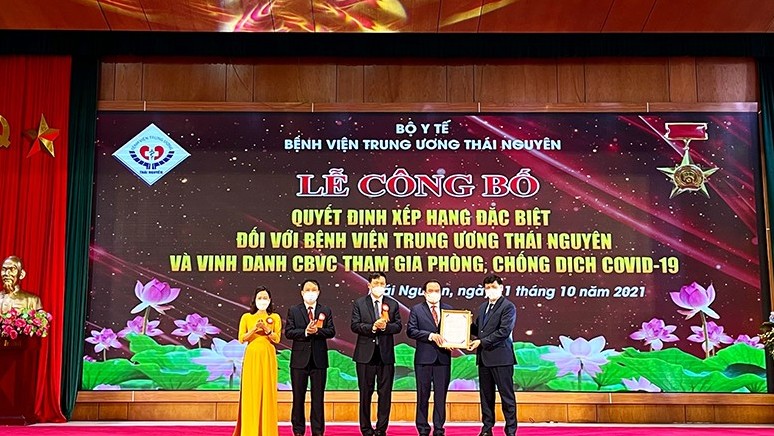 Bệnh viện Trung ương Thái Nguyên nhận quyết định xếp hạng đặc biệt
