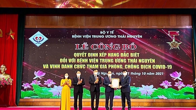 Bệnh viện Trung ương Thái Nguyên nhận quyết định xếp hạng đặc biệt