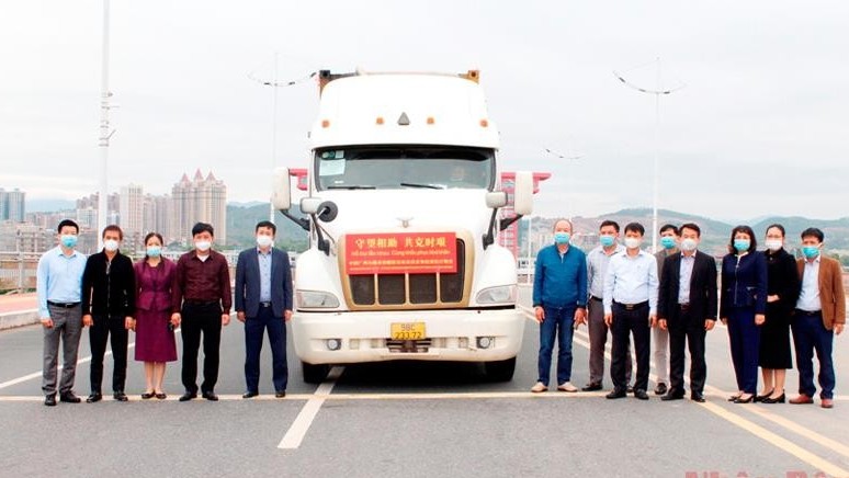 Quảng Ninh tiếp nhận hàng viện trợ chống dịch của tỉnh Quảng Tây (Trung Quốc)