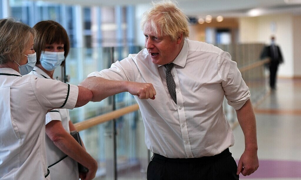 Thủ tướng Anh nói hiệu quả vaccine 'thực sự suy giảm'