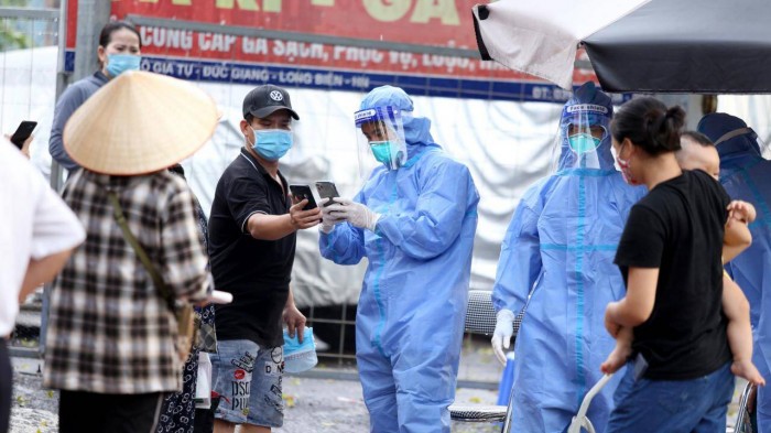 Trong 100 ca Covid-19 từ các tỉnh về Hà Nội, 61 người đã tiêm 2 mũi vaccine