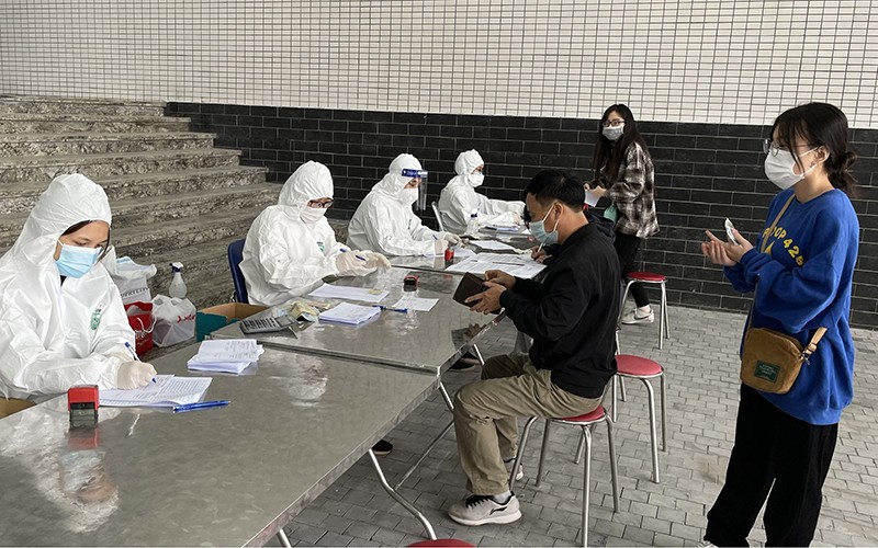 Lấy mẫu xét nghiệm sàng lọc cho người lao động có nguy cơ cao ở Hải Dương.