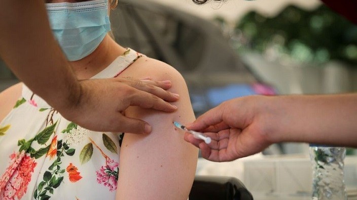 Nếu tiêm mũi 1 vaccine Pfizer hoặc AstraZeneca, có thể tiêm mũi 2 Moderna không?