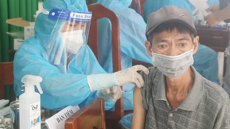 Trà Vinh vận động người có bệnh nền tiêm vaccine phòng Covid-19
