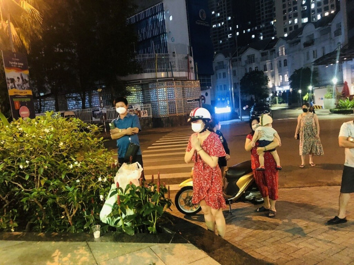 Người dân Sài Gòn Pearl cầu nguyện cho bé gái 8 tuổi nghi bị bạo hành