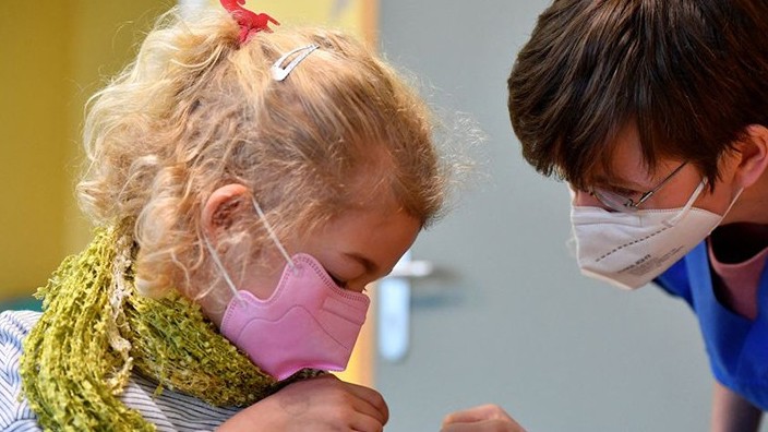 Hàng chục trẻ em Đức bị tiêm nhầm vaccine Covid-19 người lớn