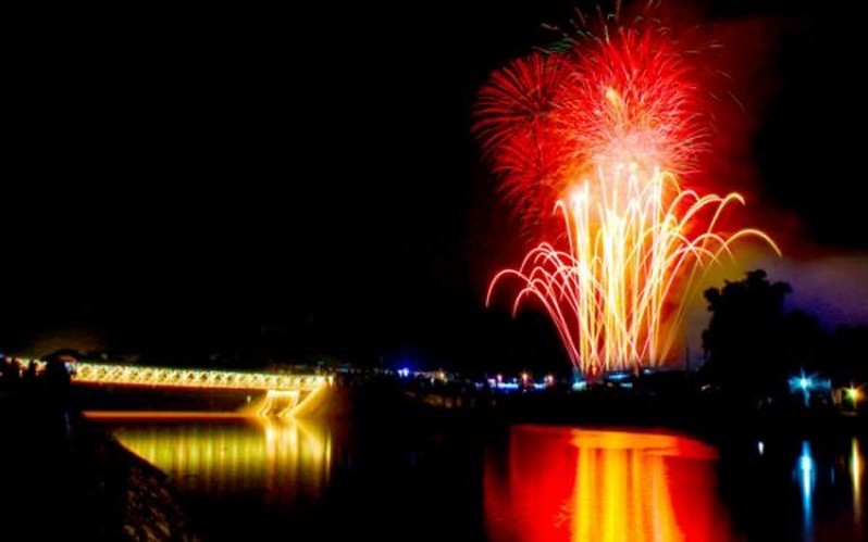 Bộ Y tế đã có văn bản gửi Văn phòng Chính phủ về việc bắn pháo hoa và các biện pháp phòng, chống dịch trong dịp Tết Nguyên đán Nhâm Dần 2022.

Bộ Y tế cho biết, hiện nay, nhiều địa phương vẫn ghi nhận số mắc Covid-19 hằng ngày trong cộng đồng, đặc biệt tại các địa phương có mật độ dân cư cao, giao thương, đi lại lớn. Ngoài ra biến chủng Omicron đang lây lan nhanh, diễn biến phức tạp, khó lường tại nhiều quốc gia trên thế giới và trong khu vực.

Để bảo đảm công tác phòng, chống dịch Covid-19, đặc biệt trong dịp Tết Nguyên đán Nhâm Dần năm 2022; Bộ Y tế đề nghị các địa phương tốt nhất không tổ chức bắn pháo hoa, nếu tổ chức bắn pháo hoa phải bảo đảm tuân thủ quy định 5K (khẩu trang, khử khuẩn, không tụ tập, khai báo y tế và khoảng cách), không tập trung đông người chung quanh khu vực bắn pháo hoa.

Việc sinh hoạt, đi lại, giao thương của người dân trong thời gian nghỉ Tết Nguyên đán tuyệt đối tuân thủ đúng và đầy đủ quy định 5K của Ban Chỉ đạo Quốc gia phòng, chống dịch Covid-19; tuyệt đối không lơ là, chủ quan, bảo đảm tiếp tục thực hiện hiệu quả thích ứng an toàn, linh hoạt, kiểm soát hiệu quả với dịch Covid-19.

Các địa phương căn cứ diễn biến tình hình dịch thực hiện đánh giá cấp độ dịch trên Cổng thông tin điện tử của địa phương và Bộ Y tế để có các biện pháp tăng cường đối với công tác phòng, chống dịch Covid-19 trên địa bàn theo quy định tại Nghị quyết số 128/NQ-CP của Chính phủ quy định tạm thời 