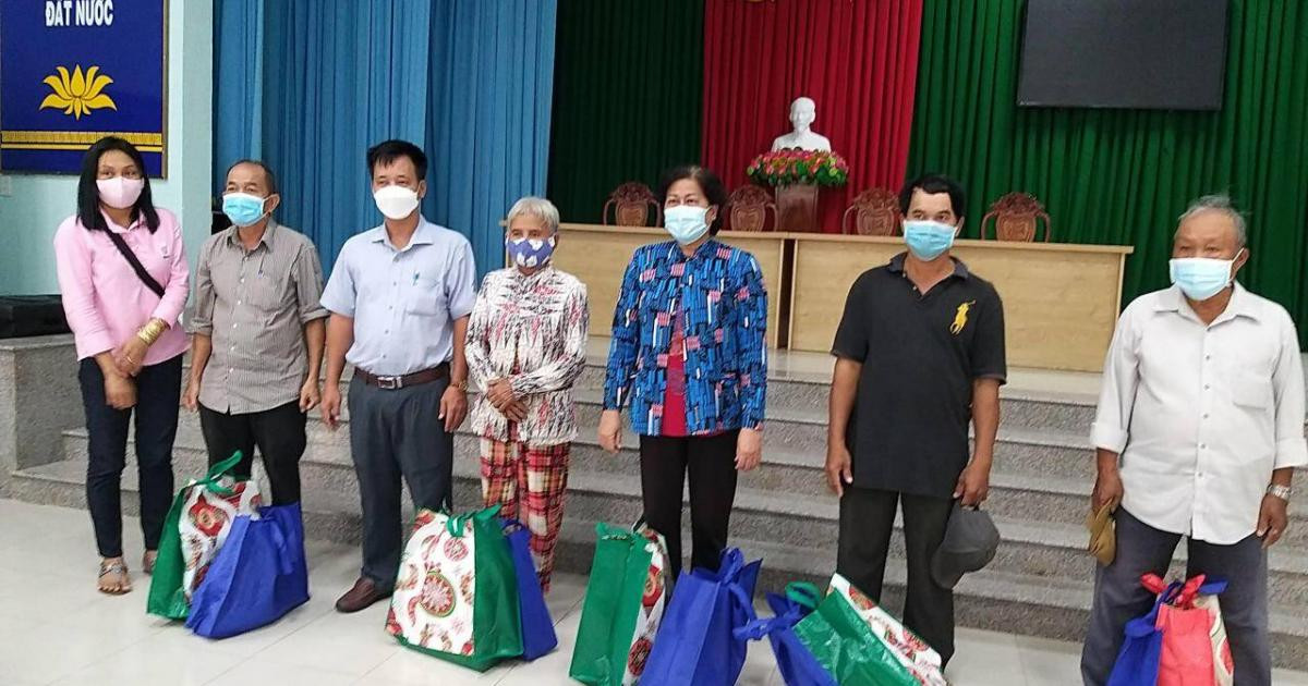 Văn phòng Ban ATGT tỉnh Long An tặng 2.000 quà Tết cho hộ nghèo