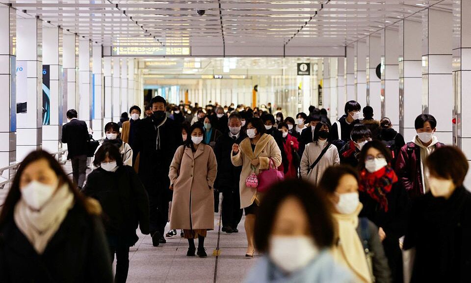 Chần chừ tiêm mũi ba vaccine, Nhật Bản bùng phát Omicron