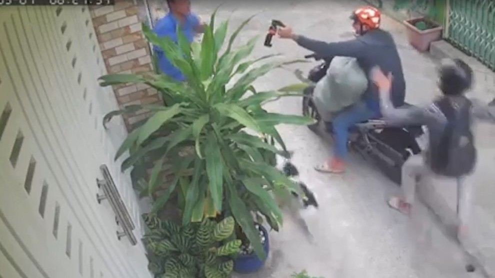 Thieves use pepper spray on dog owner in HCMC