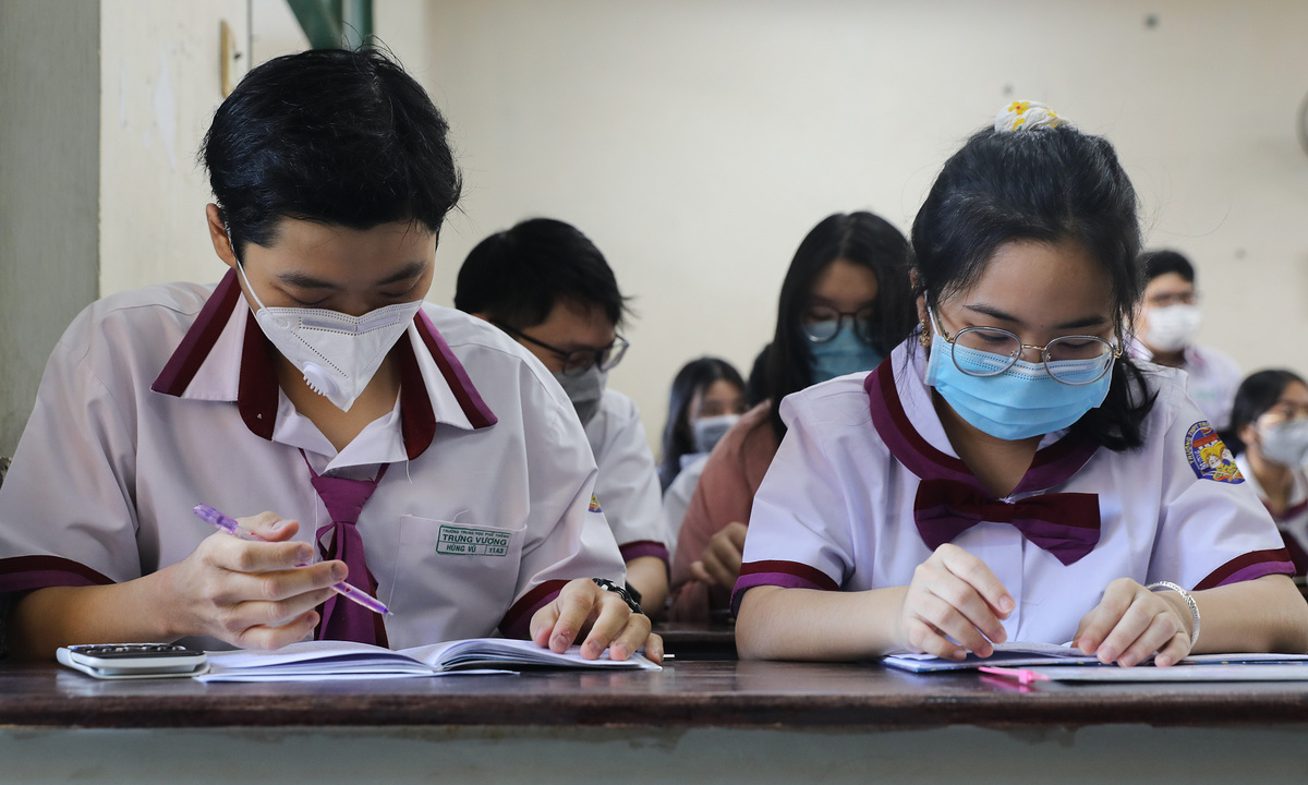 HCMC proposes separate high school graduation exams for Covid, close contact students