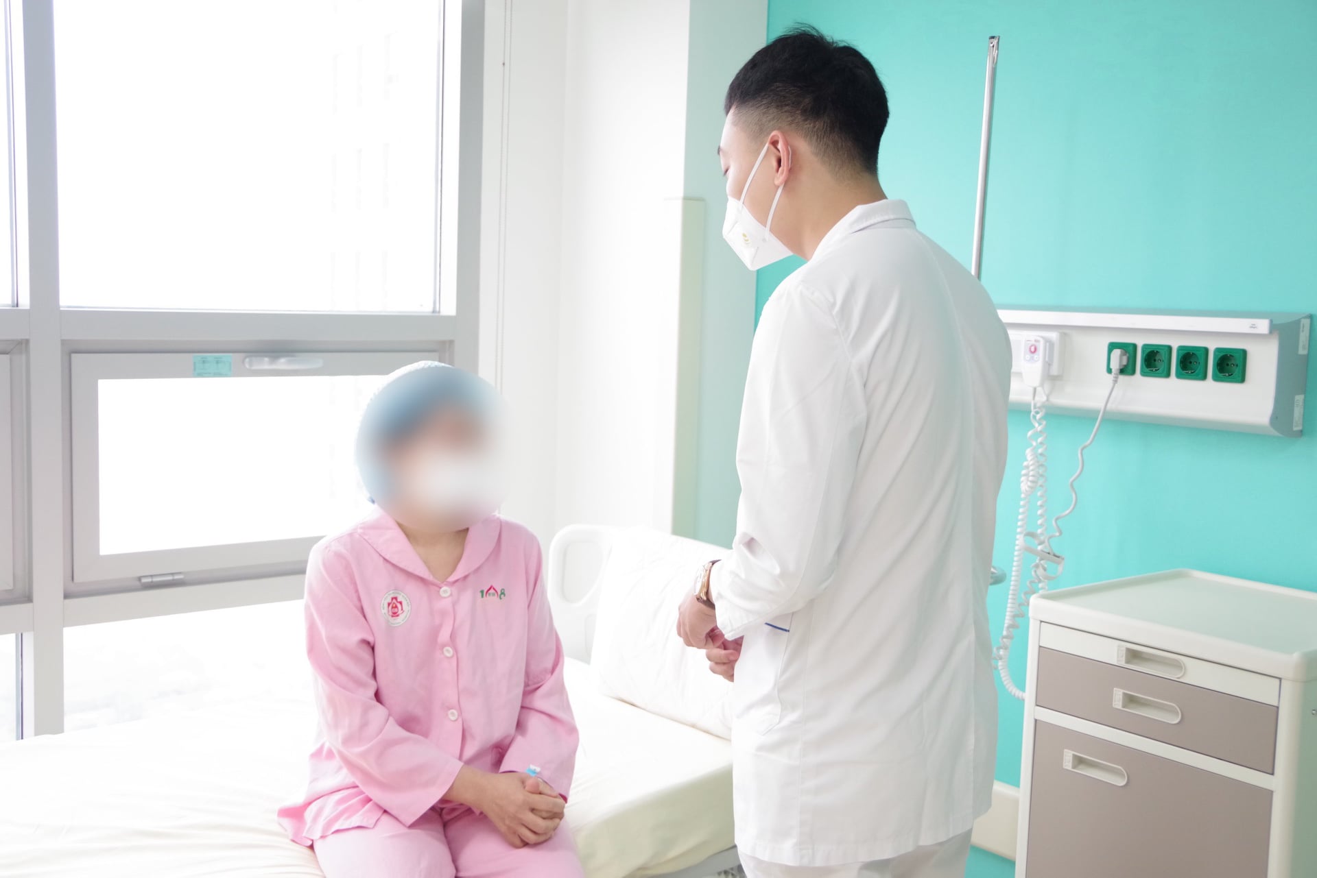 Lần đầu tiên ghép gan cho bệnh nhi bằng kỹ thuật nội soi lấy thùy gan từ người cho sống
