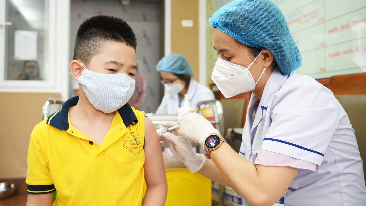Hạ sốt cho trẻ thế nào sau tiêm vaccine?