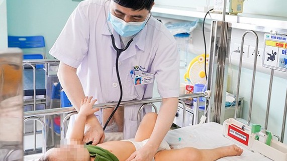 Nhiều trẻ nguy kịch vì uống nhầm dầu thắp hương