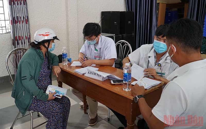Khám, phát thuốc cho 2.000 công nhân khó khăn