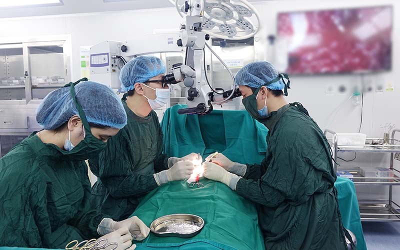 ThS, BS Đinh Hữu Việt thực hiện mổ Micro TESE cho bệnh nhân.