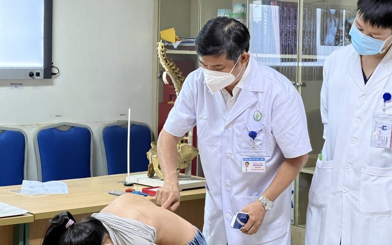 Khám và tư vấn miễn phí bệnh lý gù vẹo cột sống cho trẻ em