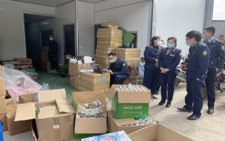 Lực lượng quản lý thị trường và công an kiểm tra một cơ sở sản xuất thực phẩm chức năng từ nguyên liệu không rõ nguồn gốc xuất xứ. (Nguồn: Tổng cục Quản lý thị trường)