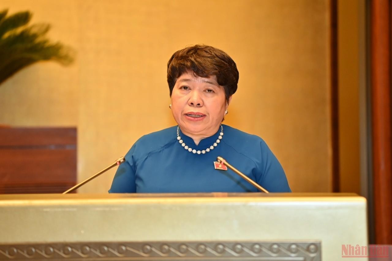 Chủ nhiệm Ủy ban Xã hội của Quốc hội Nguyễn Thúy Anh trình bày Báo cáo thẩm tra dự án Luật Khám bệnh, chữa bệnh (sửa đổi). (Ảnh: KHOA NGUYÊN)