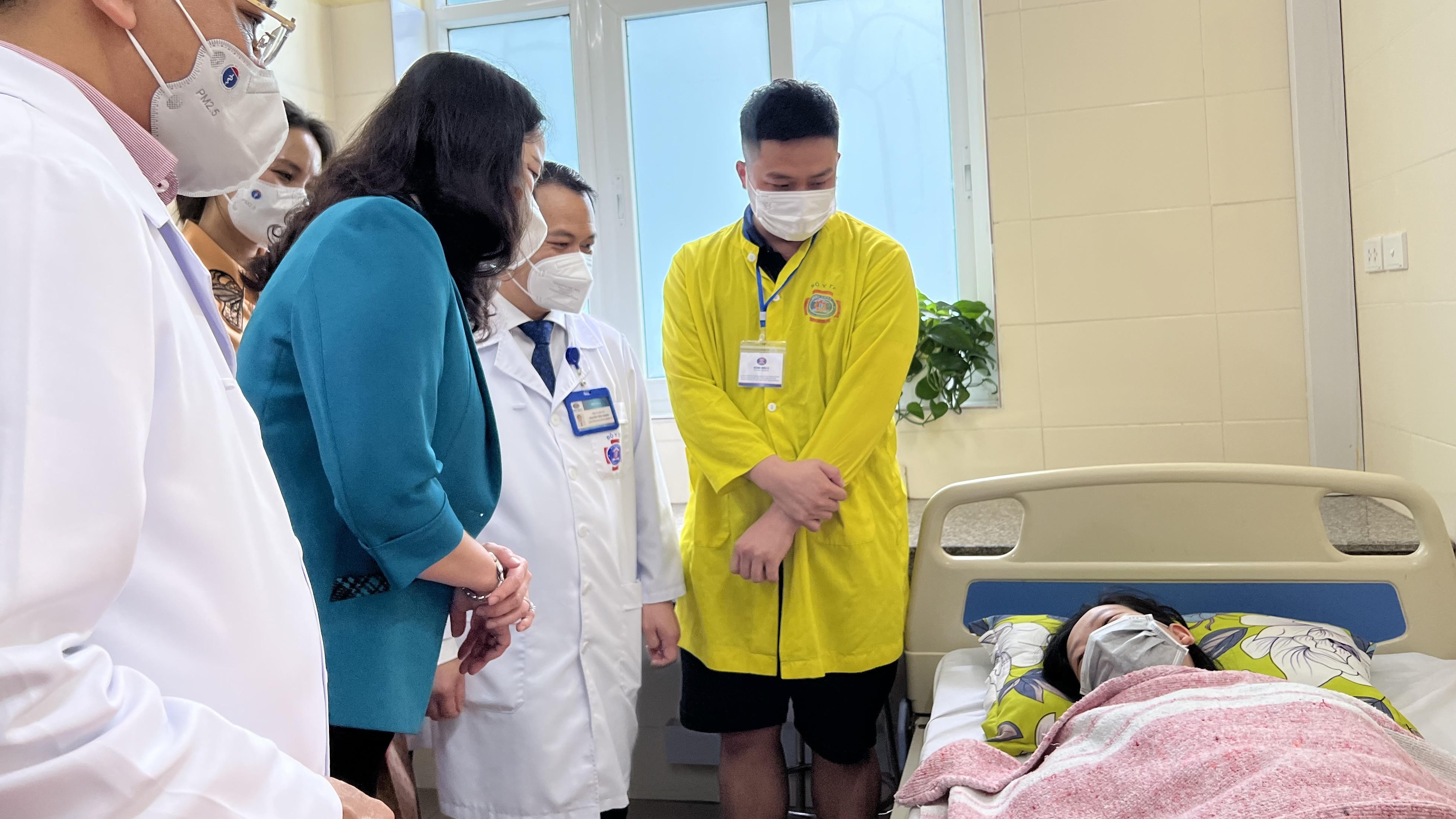 Phó Chủ tịch nước Võ Thị Ánh Xuân thăm hỏi sản phụ mắc ung thư sinh con ở tuần 35.