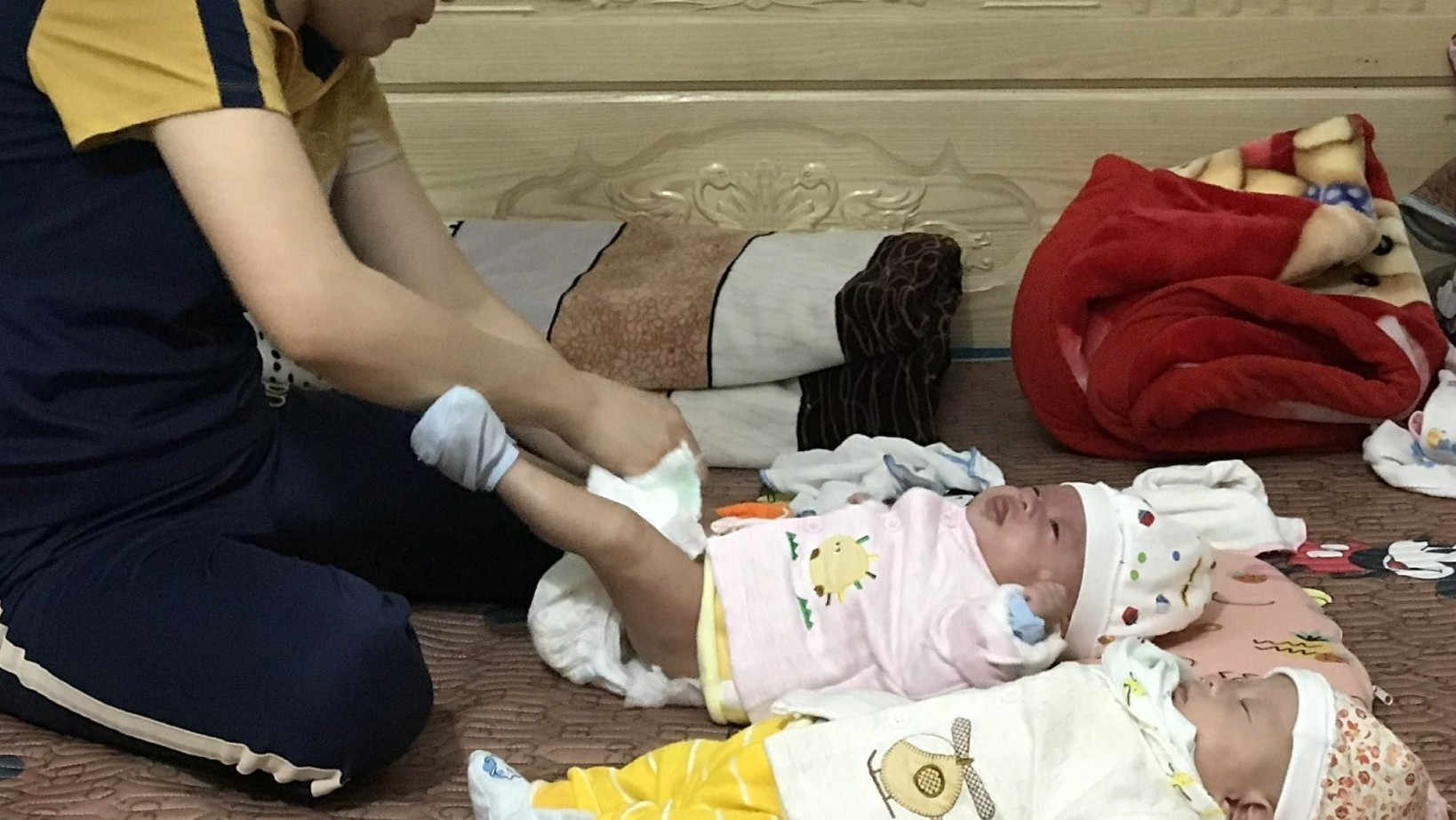 Hạnh phúc lớn với chị Miền khi sinh ra hai bé gái khỏe mạnh.