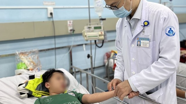 Điều trị bệnh sốt xuất huyết tại Bệnh viện Nhi Đồng 1.