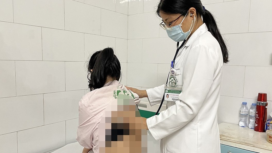 Bác sĩ Phương khám cho bệnh nhân.