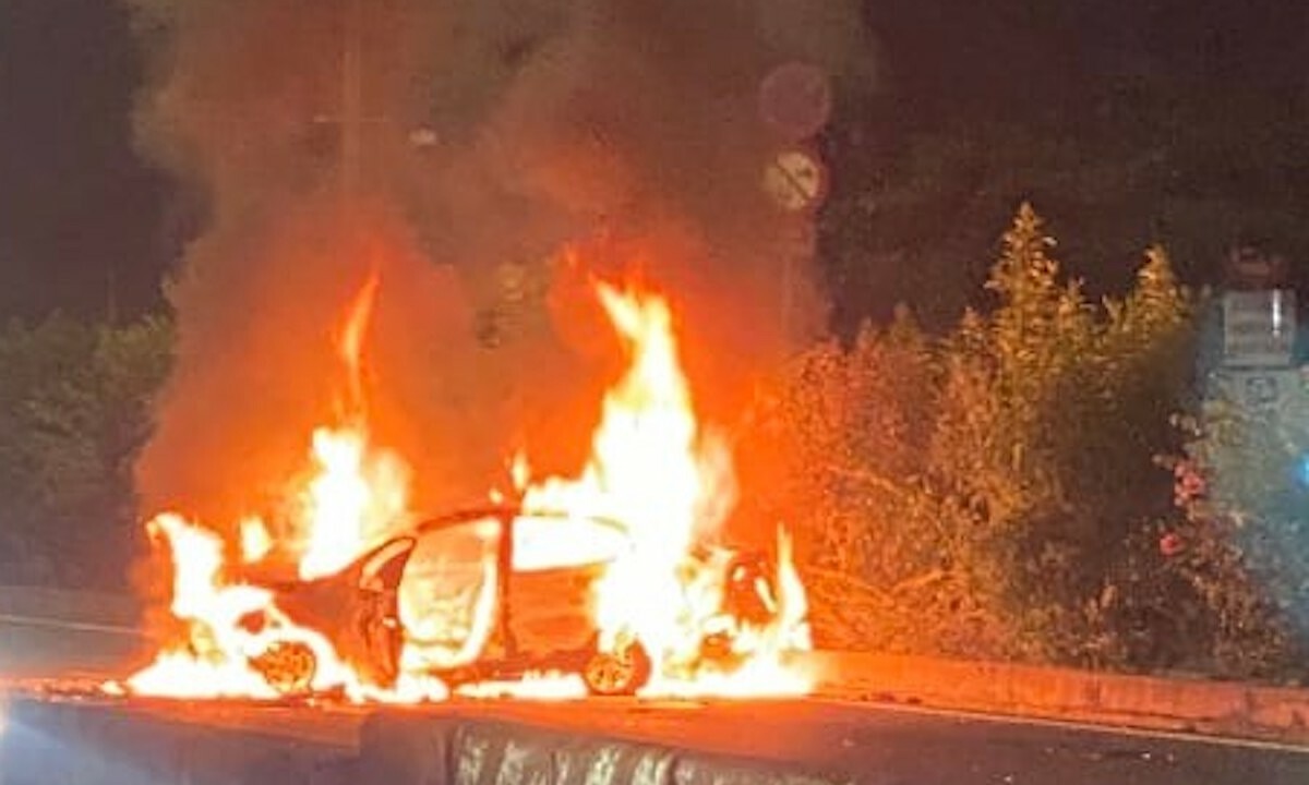 2 killed in HCMC as taxi catches fire after rear-ending car