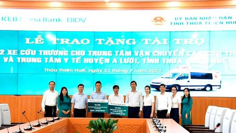 Trao tặng xe cứu thương cho Trung tâm cấp cứu 115 và huyện miền núi A Lưới