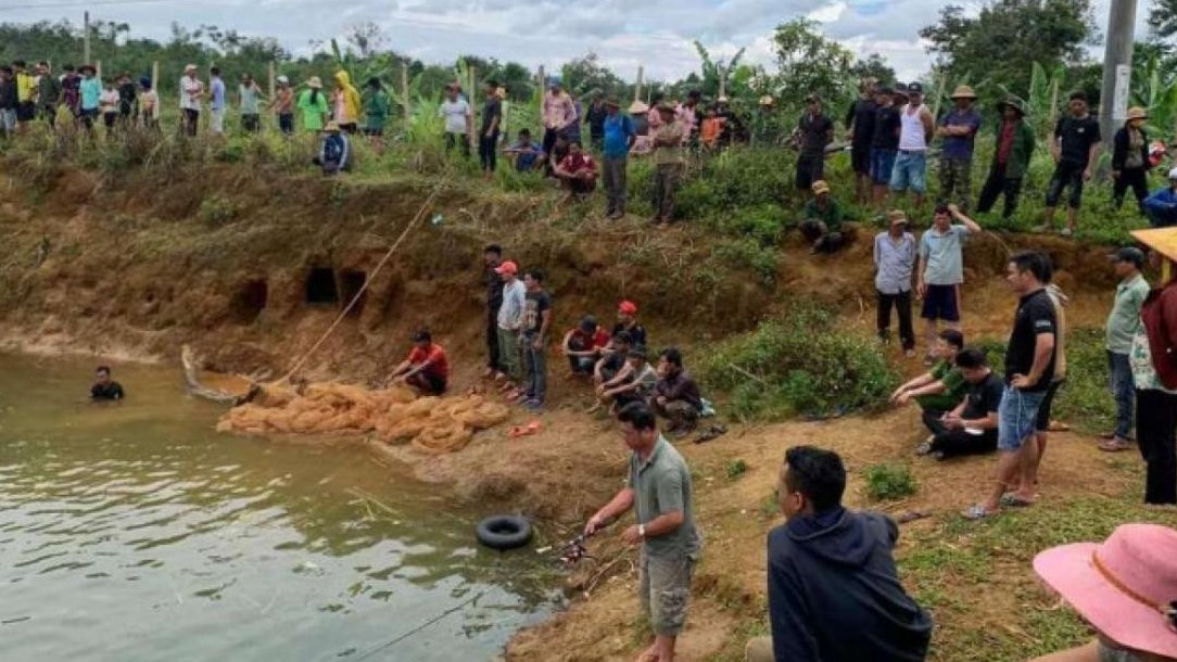 Mẹ đau đớn phát hiện hai con sinh đôi tử vong dưới hồ nước