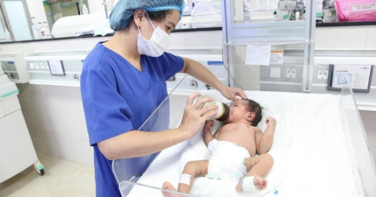 Cứu sống trẻ sơ sinh suy hô hấp nặng do sản phụ sa dây rau