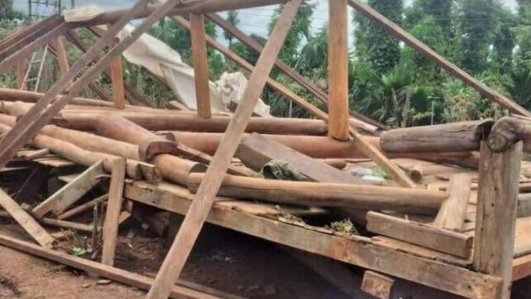 Nhà sàn đang thi công bất ngờ bị sập, đè chủ thầu tử vong