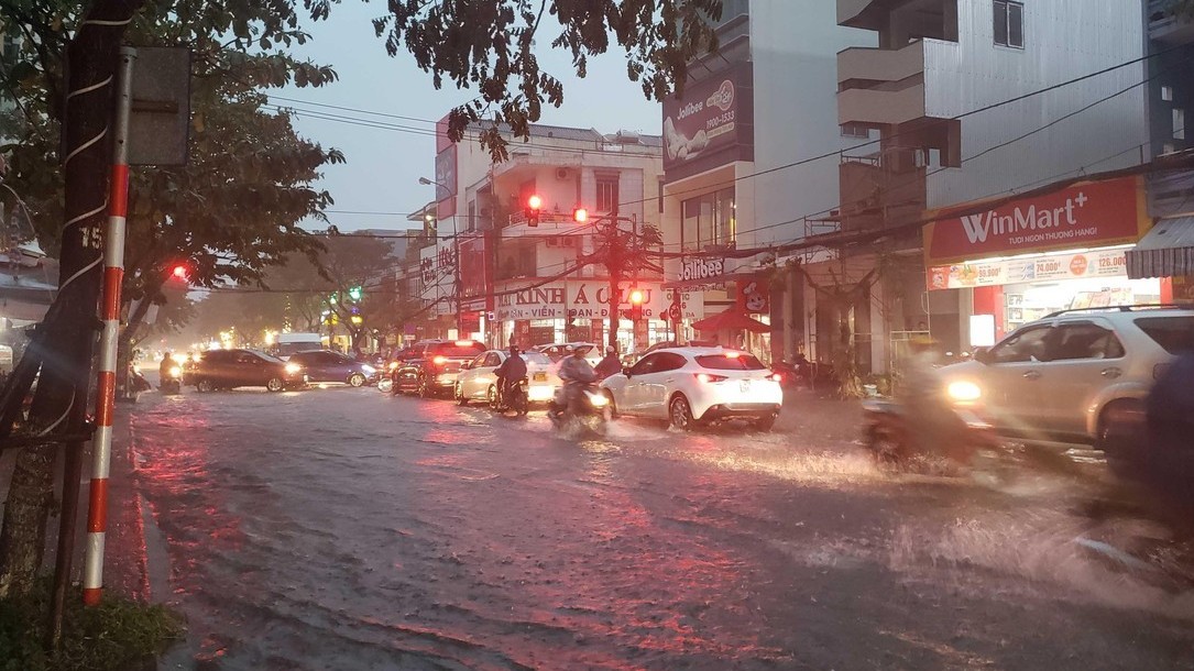 Đà Nẵng mưa lớn liên tục, nhiều khu vực ngập sâu