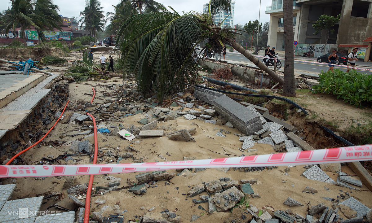 Central Vietnam flooding death toll rises to 10