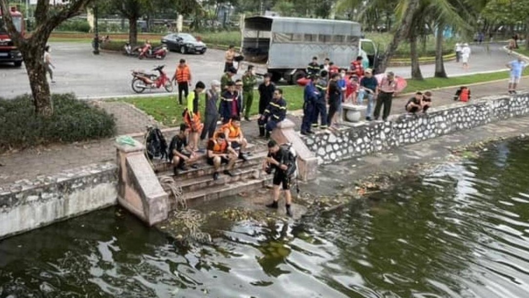 Bé trai rơi xuống hồ tử vong ở công viên Thống Nhất