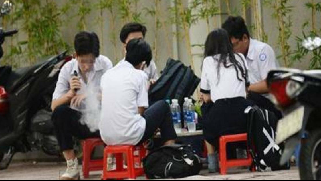 Tò mò rủ nhau nghịch thuốc lá điện tử, 5 học sinh tiểu học nhập viện