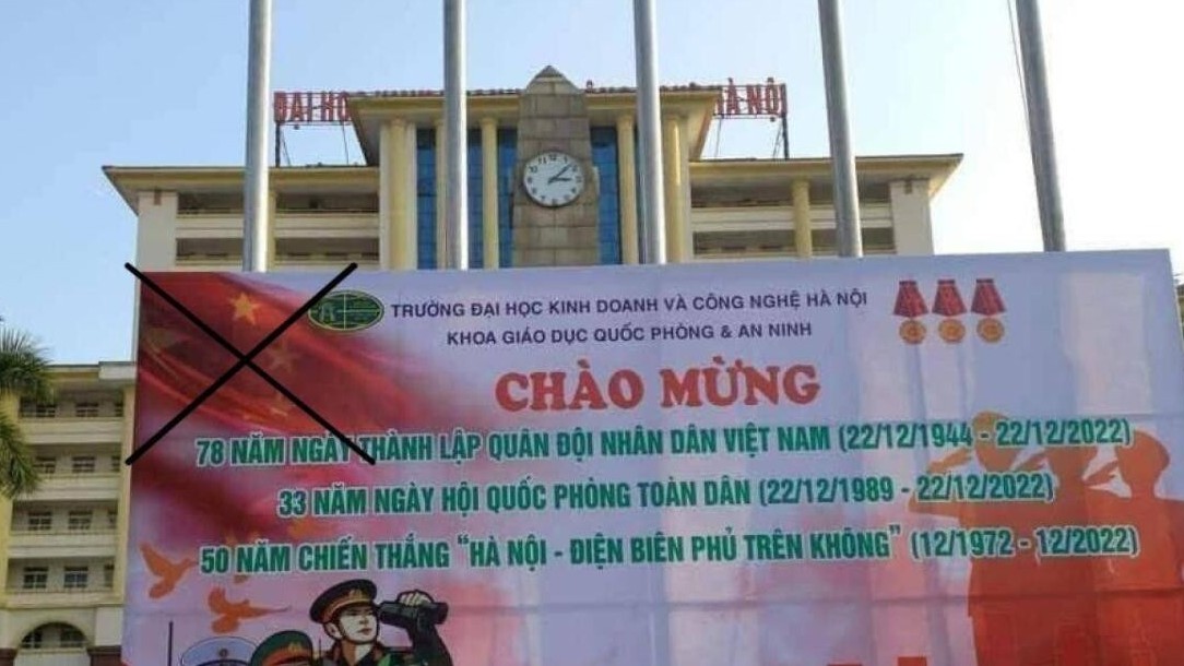 2 giảng viên đại học giải trình gì ở vụ in pano có phông nền cờ Trung Quốc?