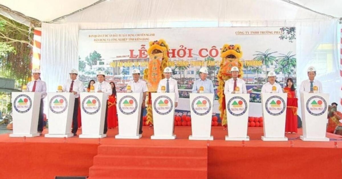 Các đại biểu nhấn nút khởi công dự án vào sáng 23/12 tại U Minh Thượng.
