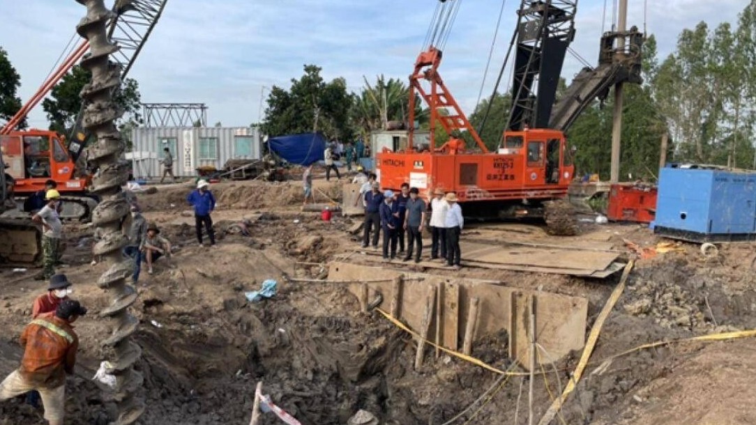 Thông tin mới nhất vụ bé trai lọt ống trụ bê tông ở Đồng Tháp