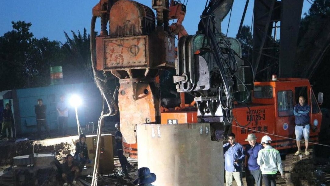 Chốt thời điểm kéo trụ bê tông nơi bé trai 10 tuổi Đồng Tháp mắc kẹt