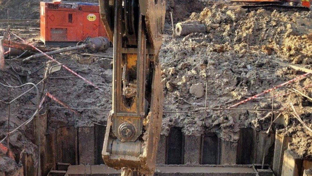 Rút xong ống vách D1600 hiện trường vụ bé trai tử vong ở Đồng Tháp