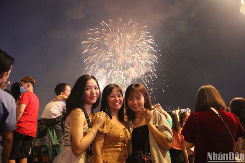 Nhiều bạn trẻ thích thú với màn bắn pháo hoa năm nay.