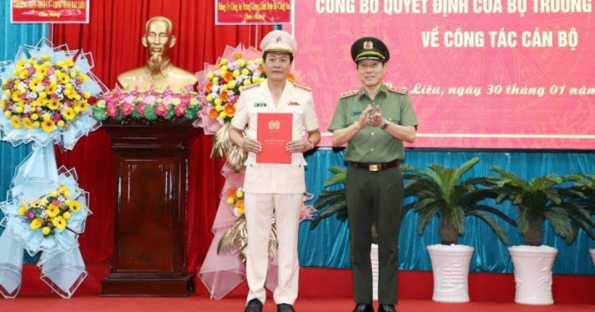 Thượng tướng Lương Tam Quang, Thứ trưởng Bộ Công an trao Quyết định và tặng hoa chúc mừng đại tá Hồ Việt Triều, Giám đốc Công an tỉnh Bạc Liêu. Ảnh: Trọng Nguyễn