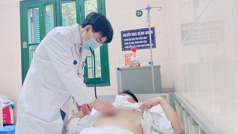PGS, TS Phùng Duy Hồng Sơn – Phó Giám đốc Trung tâm Tim mạch và lồng ngực đang thăm khám cho người bệnh.