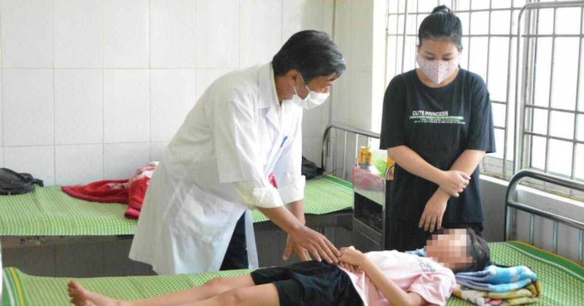 Nhận bóng bay từ 4 người lạ, trong đó có hai người mang quốc tịch nước ngoài khiến các em học sinh bị ngộ độc phải nhập viện. Ảnh: N.H